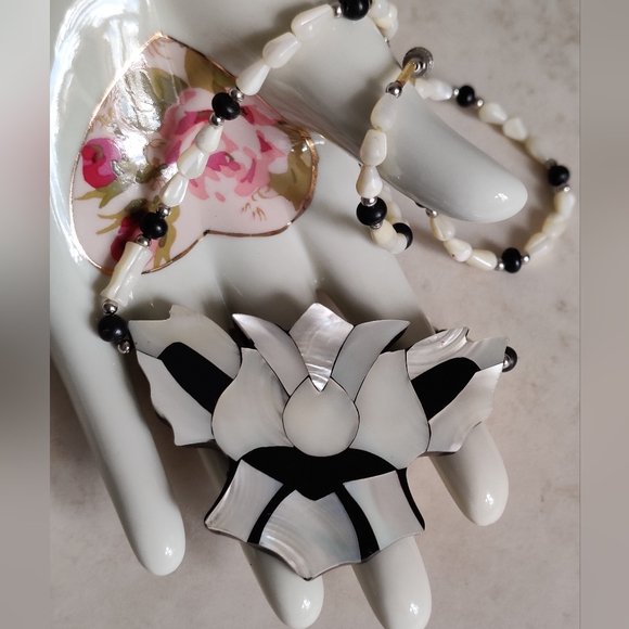 Vintage Lee Sands Lotus Flower Mother of Pearl Necklace - Picture 5 of 11